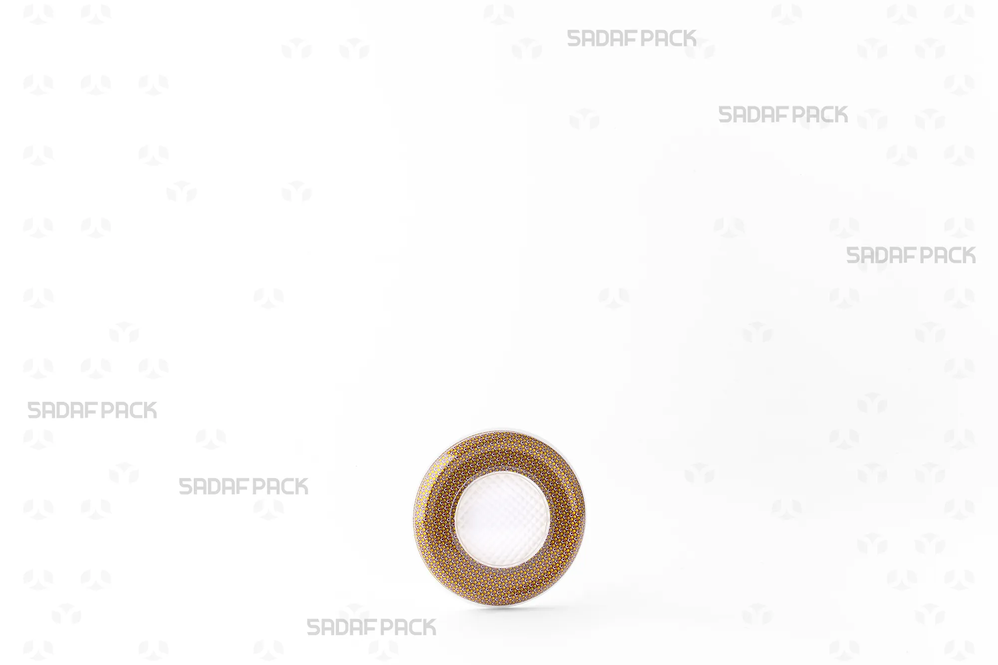 عرض بزاوية ثلاثة أرباع لعبوة 6.5 معدن إسبانيا من صدف باك، تُظهر جسمها المعدني الدائري وغطاءها البولي كريستال الشفاف.