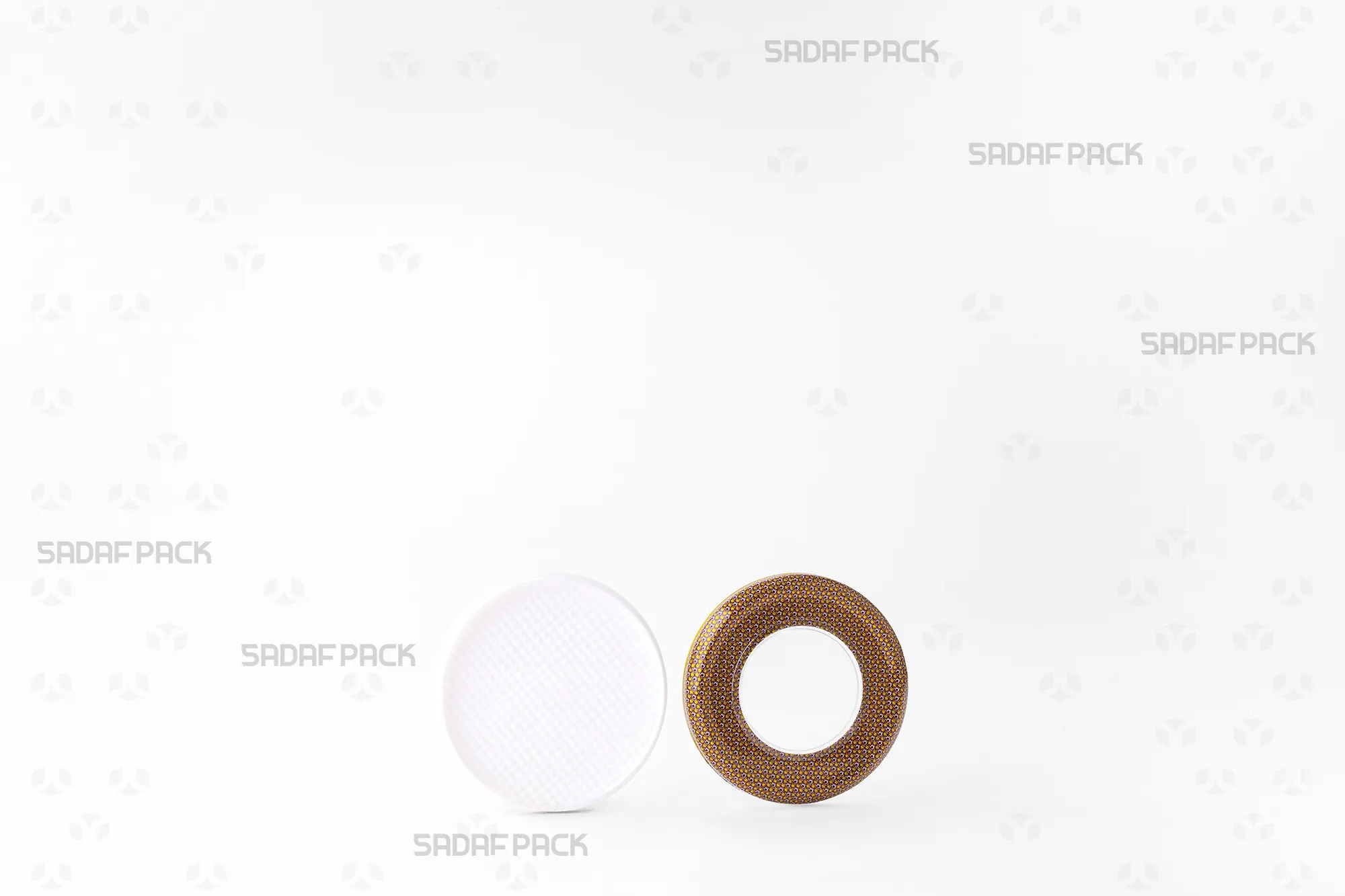 عبوة 6.5 معدن إسبانيا معروضة وغطاؤها وجسمها منفصلان جنبًا إلى جنب، لإظهار المساحة الداخلية المناسبة للزعفران.