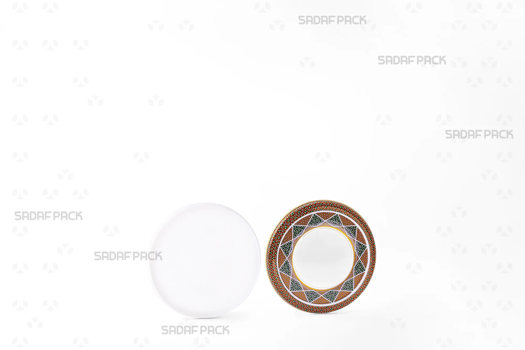 علبة 9.5 معدن إسبانيا معروضة بغطائها بجانب الهيكل، تُظهر المساحة الداخلية لتخزين الزعفران.