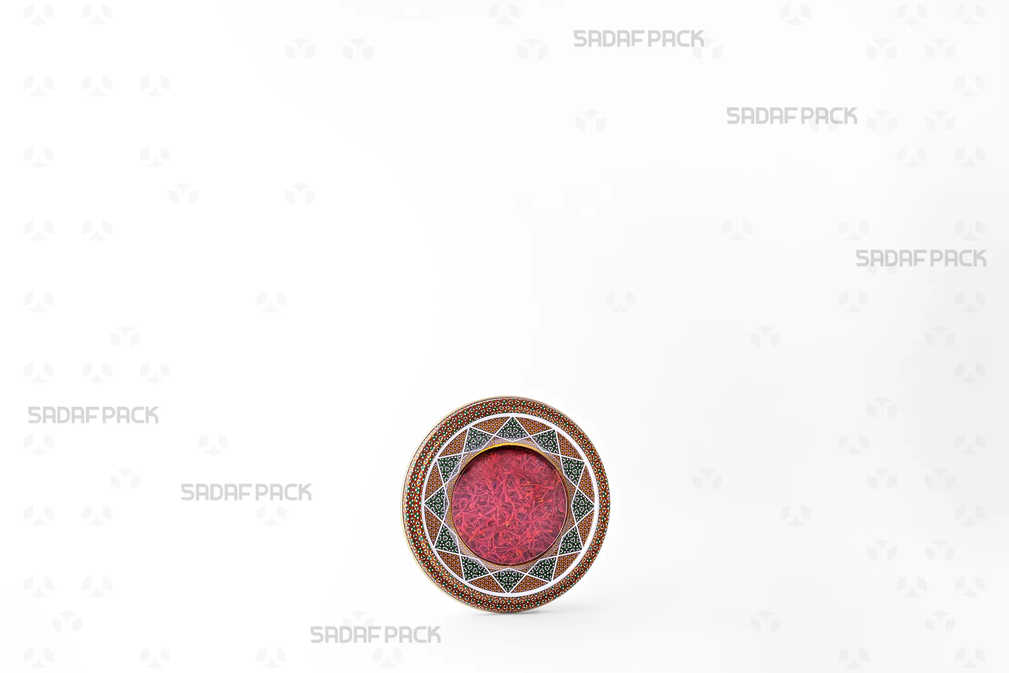 منظر ثلاثة أرباع لعلبة 9.5 معدن إسبانيا مملوءة بالزعفران، مثالية للتغليف الفاخر للتصدير.