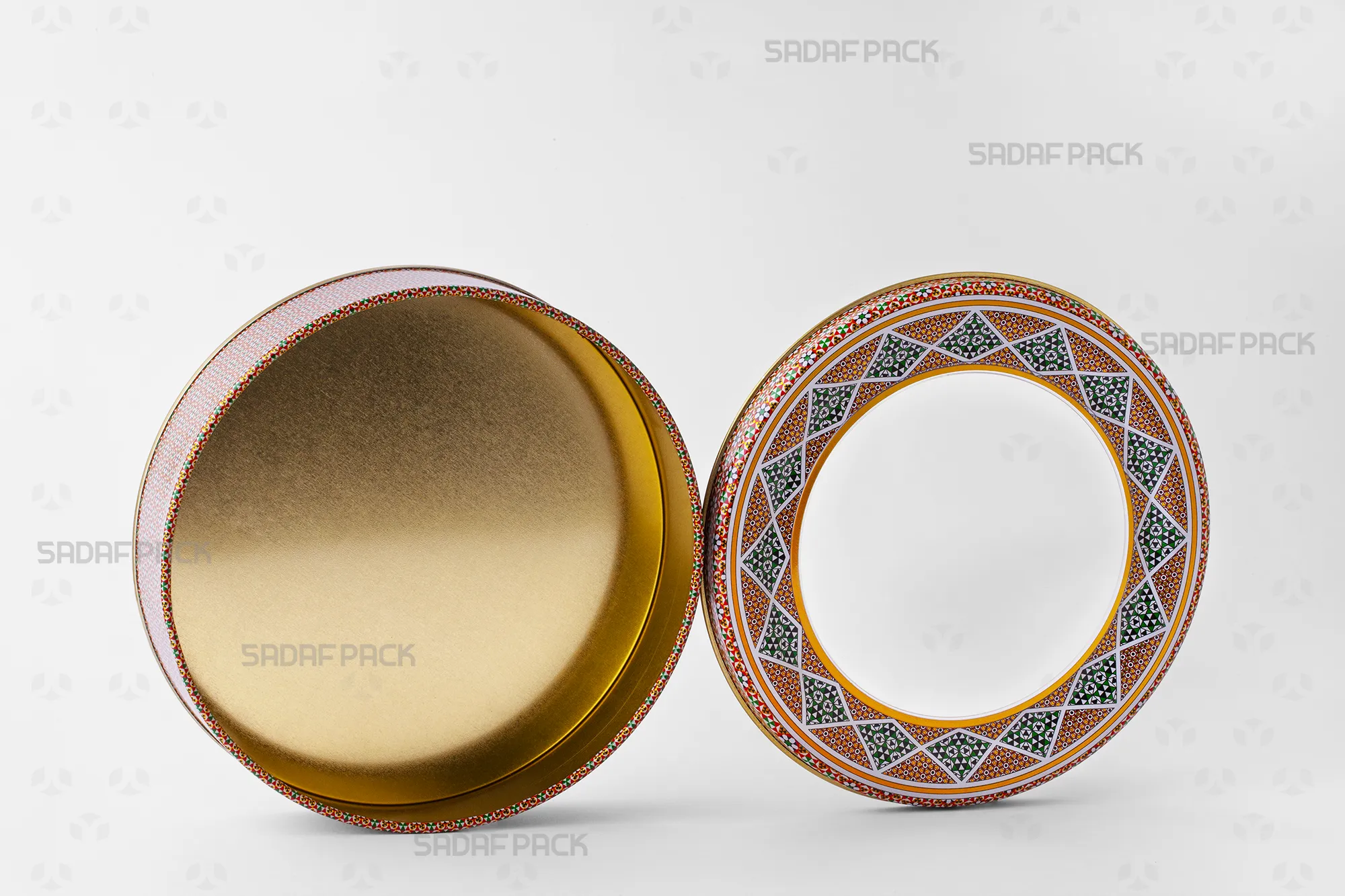 The 17 cm Metal Tin body (3 cm height) and its clear-window lid placed side-by-side, displaying the spacious interior suitable for packaging baklava or luxury dates.
