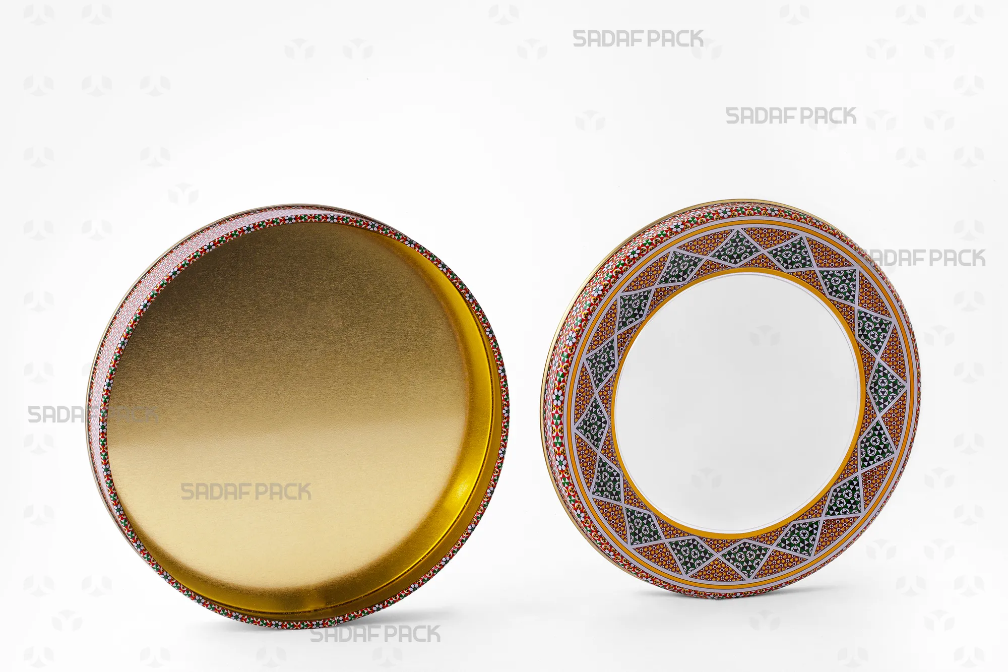 The 17 Metal 2 cm tin shown with its lid and body separated side-by-side, displaying the shallow interior space ideal for food presentation.