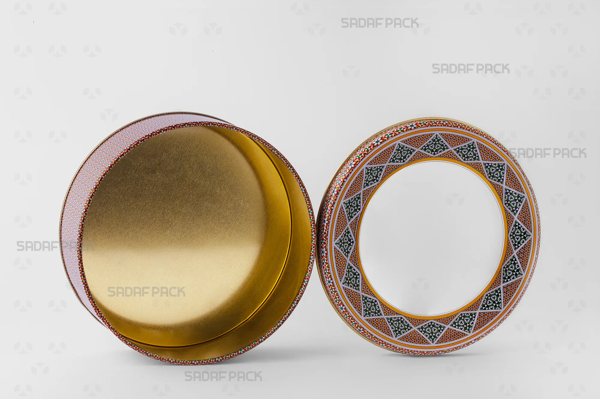 The 17 Metal 5 cm circular tin shown open with its body and lid side-by-side, displaying the spacious food-safe interior.