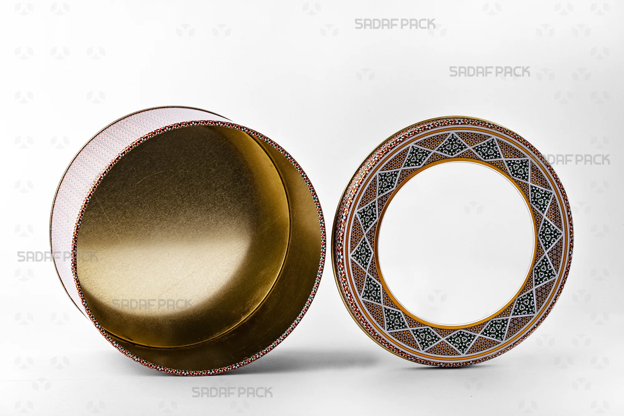 The 17 cm metal tin body shown beside its separate polycrystal window lid, displaying the container's spacious 8 cm deep interior.