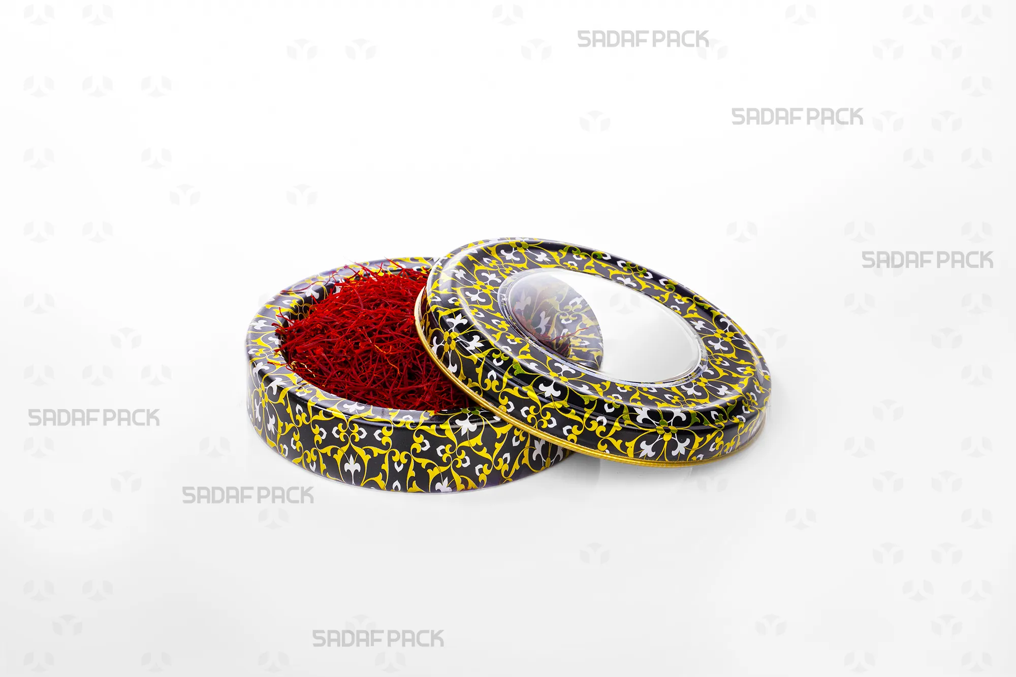 منظر علوي للعلبة المعدنية سعة 5 جرام من صدف باك (تصميم أسود وذهبي وأبيض) مع الغطاء المفتوح، وهي مملوءة بالزعفران لإظهار السعة.