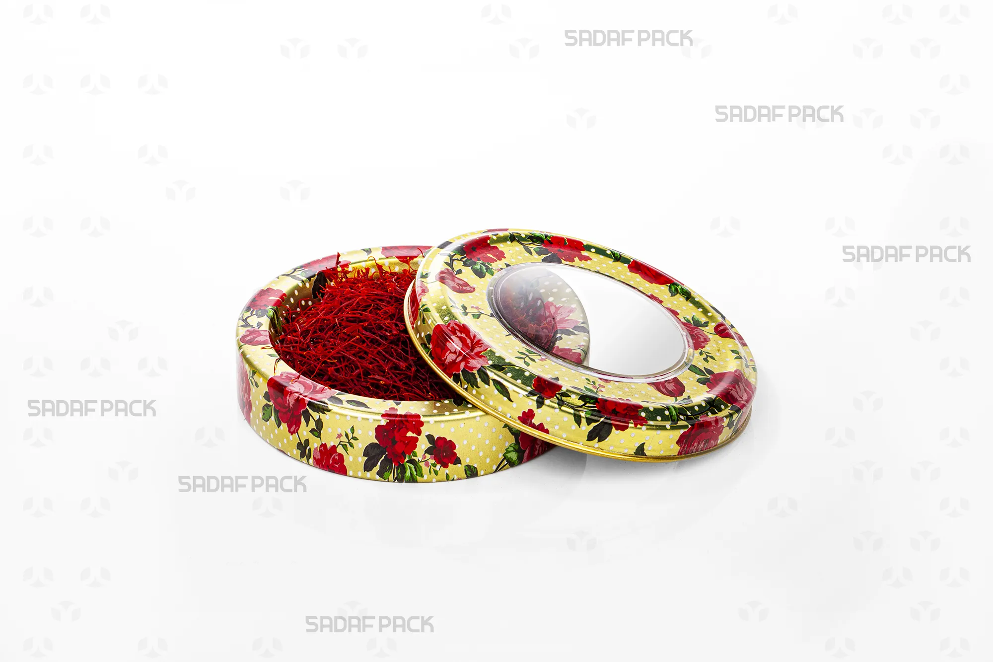 منظر علوي للعلبة المعدنية سعة 5 جرام من صدف باك بتصميم "الوردة الذهبية"، تظهر بغطاء مفتوح ومملوءة بالزعفران عالي الجودة.