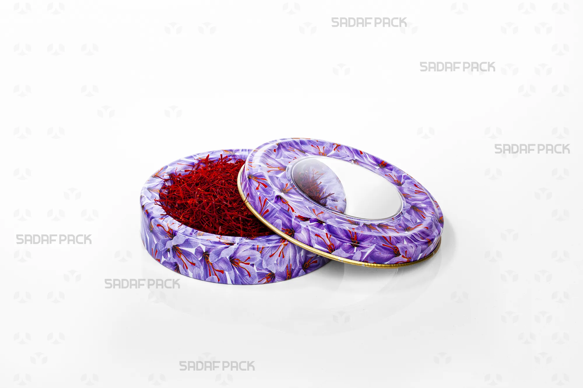 منظر علوي للعلبة المعدنية سعة 5 جرام من صدف باك، بتصميم "زهرة الزعفران"، مع غطاء مفتوح ومملوءة بالزعفران.