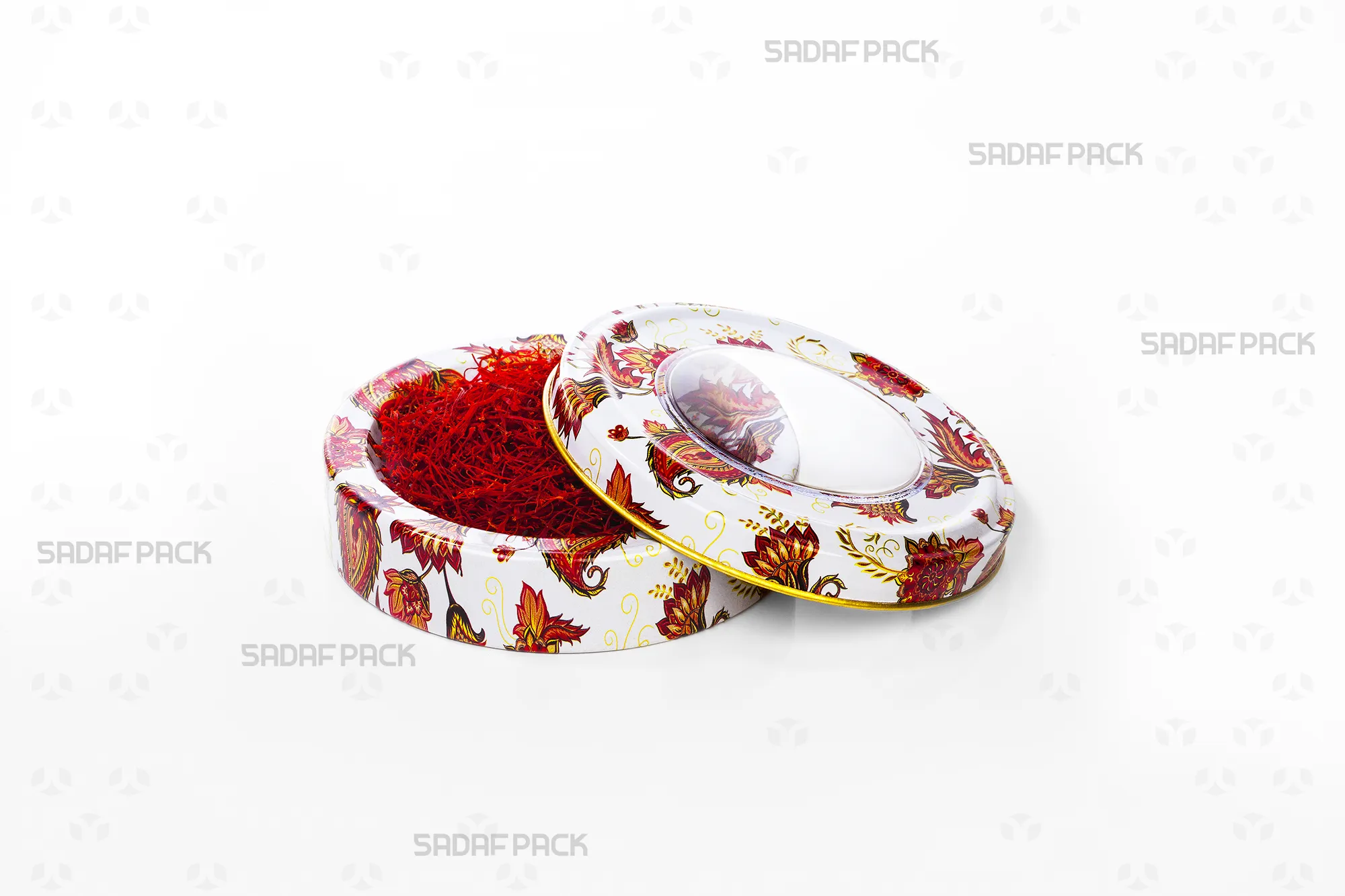 منظر علوي للعلبة المعدنية سعة 5 جرام من صدف باك بتصميم "الترنج الأبيض"، تظهر مع الغطاء المفتوح وهي مملوءة بالزعفران لعرض سعتها ونقشها الدقيق.