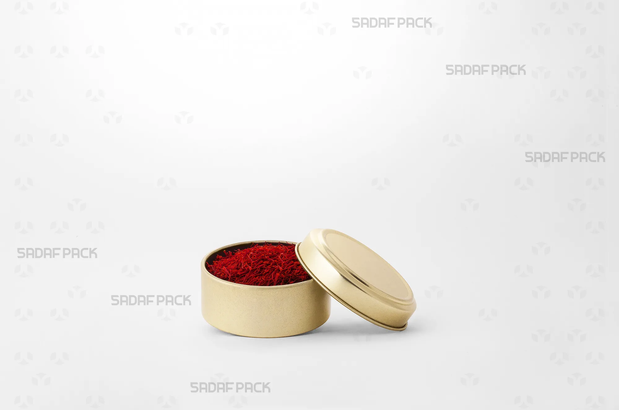 منظر بزاوية ثلاثة أرباع للعلبة المعدنية الذهبية 6.5 (عمق 3 سم) وهي ممتلئة بالزعفران، مثالية لتصدير الأغذية الفاخرة.