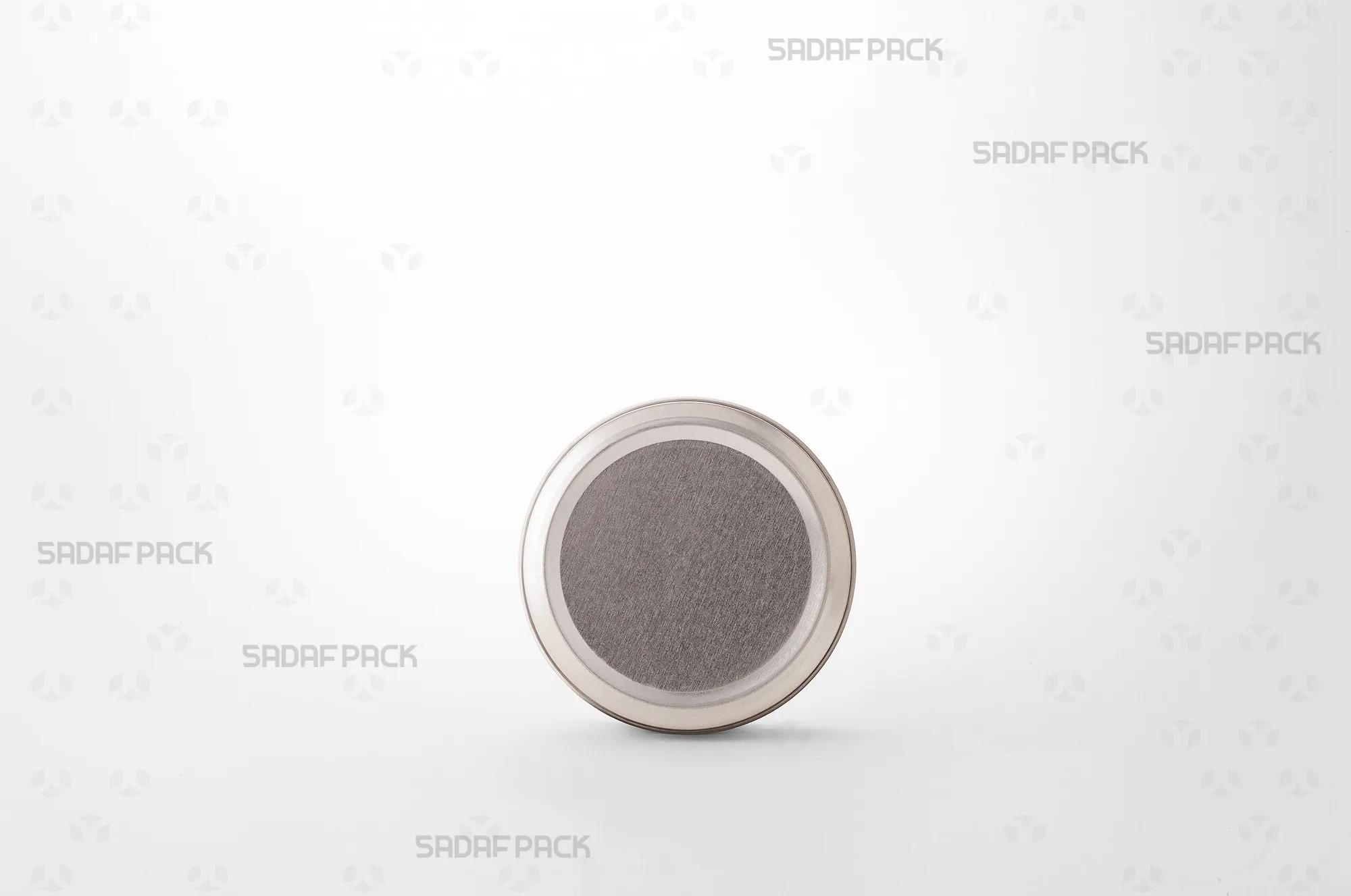 منظر أمامي للعلبة المعدنية الفضية بقطر 6.5 سم، يبرز عمقها البالغ 3 سم وهيكل الغطاء المعدني الصلب.