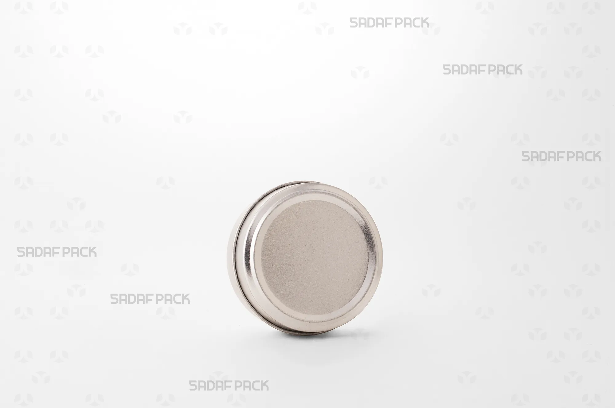 علبة معدنية فضية 6.5 سم 3 سم (100 معدن) بدون نافذة من صدف باك، معروضة بزاوية ثلاثة أرباع.