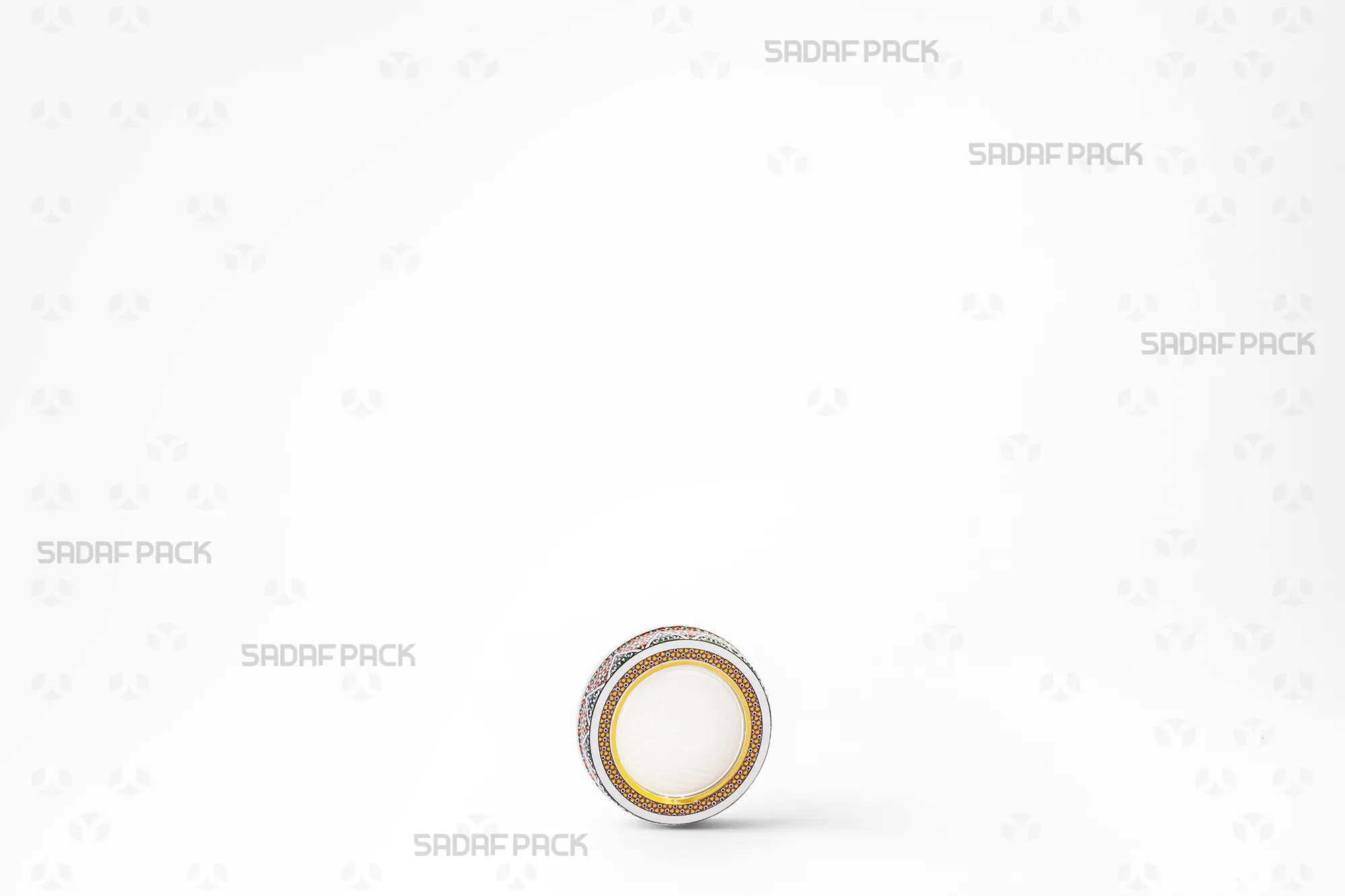 منظر ثلاثة أرباع لعلبة 5 معدني إسبانيا الدائرية لتغليف الزعفران من صدف باك.