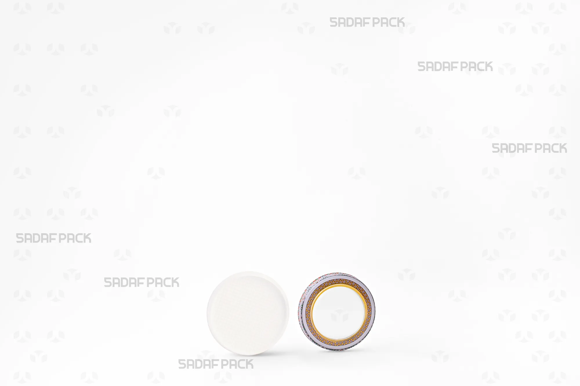 علبة 5 معدني إسبانيا معروضة بغطاء مفتوح بجوار الجسم، لعرض المساحة الداخلية للعبوة.