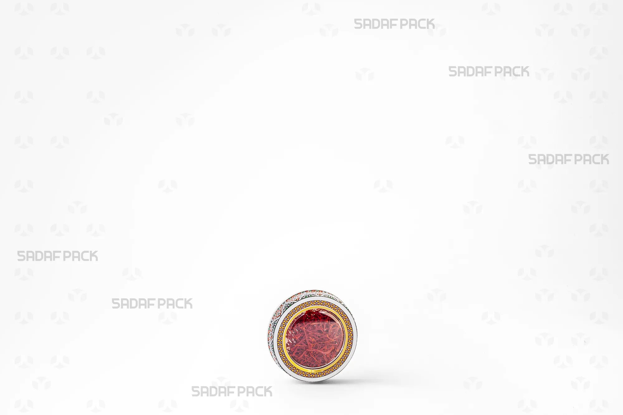 علبة 5 معدني إسبانيا مملوءة بالزعفران، تُظهر استخدامها للمنتجات الفاخرة المعدة للتصدير.