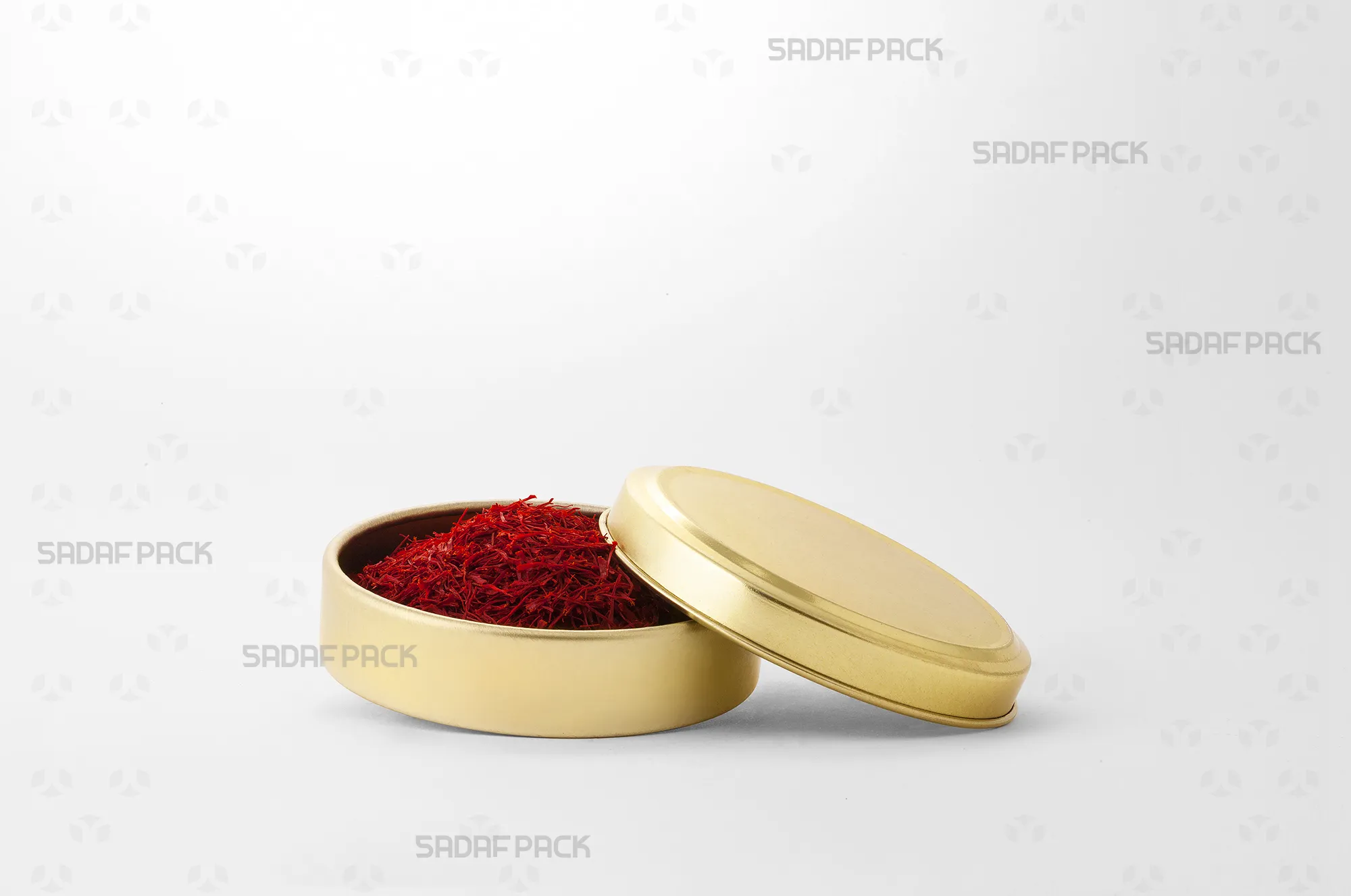 The Gold 9 Metal 2 cm Tin (200 Metal) filled with saffron, demonstrating its suitability for premium, light-protected packaging.