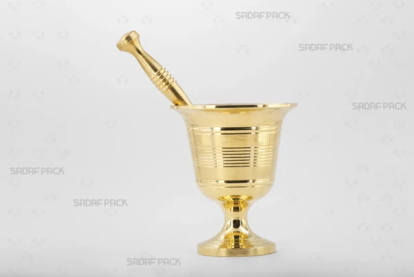 منظر أمامي لهاون الكأس 100 من صدف باك، وهو هاون مزخرف من النحاس الأصفر مصمم لطحن الزعفران والبهارات.