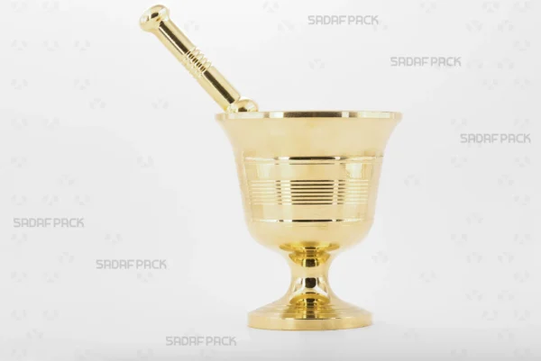 منظر أمامي لهاون الكأس 115 من صدف باك، وهو هاون كبير وأنيق من النحاس الأصفر مصنوع على شكل كأس مع خطوط دائرية زخرفية محفورة حول جسمه المنحني، مثالي لطحن الزعفران والتوابل.