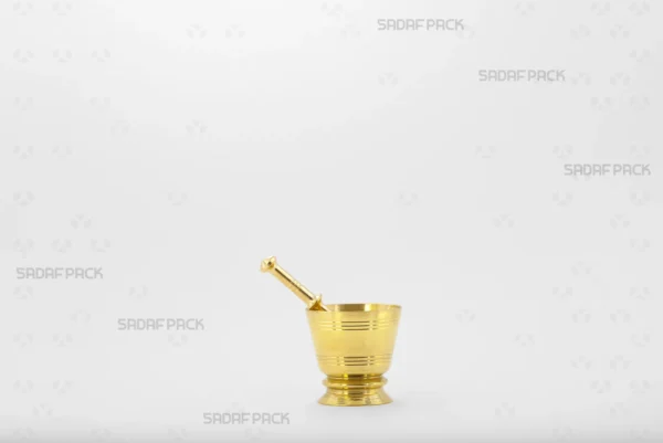 منظر أمامي لهاون الكأس 39 من صدف باك، وهو هاون مزخرف من النحاس الأصفر مصمم لطحن الزعفران والتوابل. يبرز شكله الفريد الذي يشبه الكأس وخطوطه الدائرية المحفورة جاذبيته الأنيقة والمناسبة كهدية.