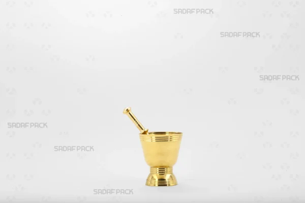 منظر أمامي لهاون الكأس النحاسي 40 من صدف باك. يتميز هذا الهاون الزخرفي بهيكل منحنٍ يشبه الكأس مع خطوط دائرية أنيقة محفورة حول هيكله النحاسي، مما يبرز تصميمه الفريد لطحن الزعفران.