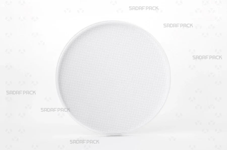 A front angle view of the 15 Slim España tin, highlighting its short height and the distinctive white plastic base structure.