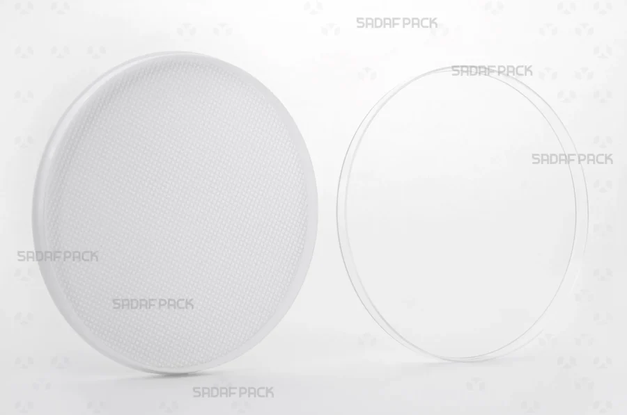 The 15 Slim España tin with its lid and body separated side-by-side, displaying the interior space designed for delicate spices.
