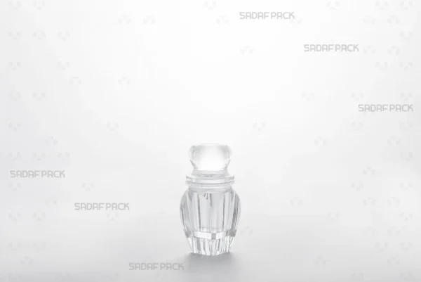 منظر ثلاثة أرباع لعبوة كريستال جوهر 1 بقاعدة مرتفعة من صدف باك، يبرز تصميمها الأنيق لتغليف الزعفران الفاخر.