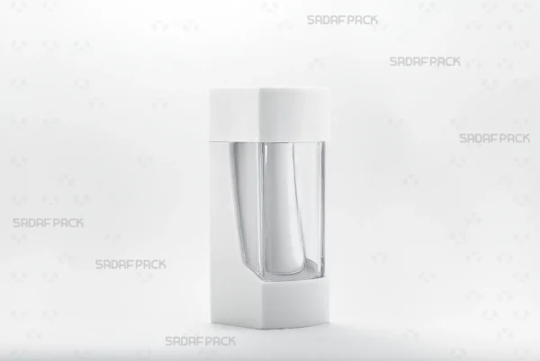 منظر ثلاثة أرباع لعبوة نگين البيضاء الكريستالية الأنيقة من صدف باك، المصممة لتغليف الزعفران الفاخر.