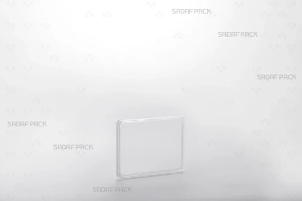 عرض بزاوية ثلاثة أرباع لعبوة كريستال مستطيلة 7 نحيفة من صدف باك، يبرز تصميمها النحيف والشفاف لتغليف الزعفران الفاخر.