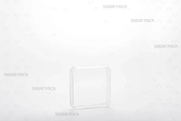 منظر بزاوية ثلاثة أرباع لعبوة مربع 4 جرام الكريستالية الأنيقة من صدف باك، تُظهر تصميمها الهندسي الشفاف المثالي للزعفران الفاخر.