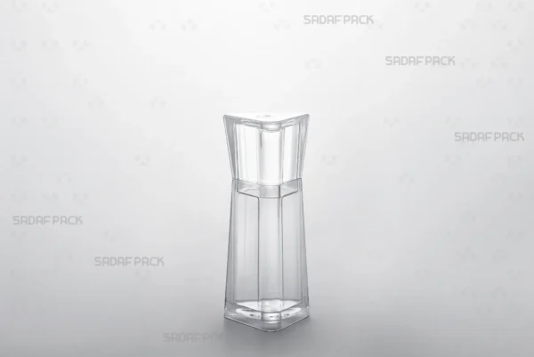 صورة بزاوية ثلاثة أرباع لعبوة الزعفران الكريستالية الفاخرة الماس 2 من صدف باك، تُظهر تصميمها المثلثي الفريد وشكلها الرائع.