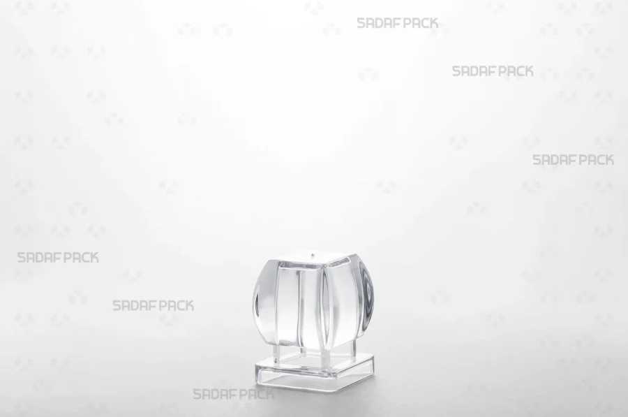 A detailed three-quarter angle view of the Azin 4 container's lid, showing the precision of its design and the tight-sealing closure mechanism that preserves product freshness.