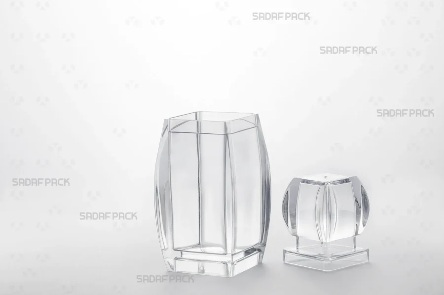 An overhead view of the Azin 4 container with its lid and body placed side-by-side, displaying the container's interior capacity and the secure fit of the lid.