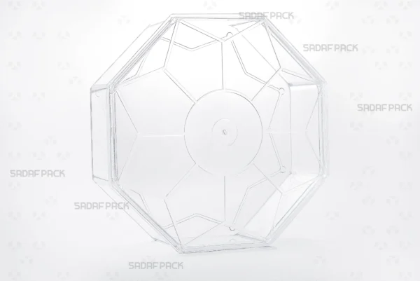منظر بزاوية ثلاثة أرباع لعبوة "ثماني الأضلاع الطويلة" الأنيقة من صدف باك، يبرز تصميمها الفريد بثمانية أضلاع ومادتها من البولي كريستال الشفاف.