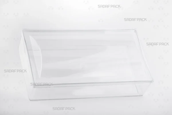 عرض بزاوية ثلاثة أرباع لعبوة المستطيل المحدب القصيرة من صدف باك، مصممة لعرض الأطعمة الفاخرة.