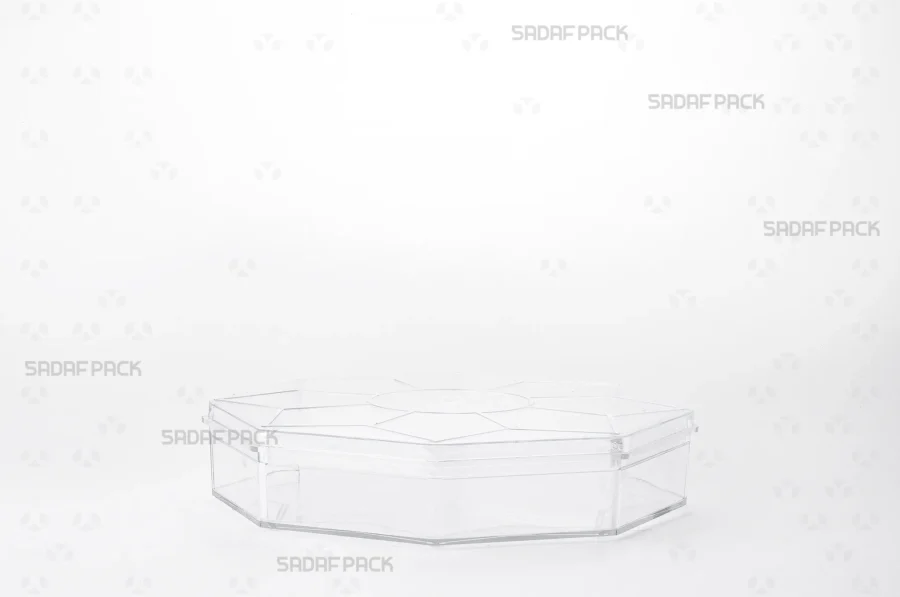 A side-view of the Octagon Short container, showcasing its clear structure, short height, and the secure fit of its eight-sided lid.