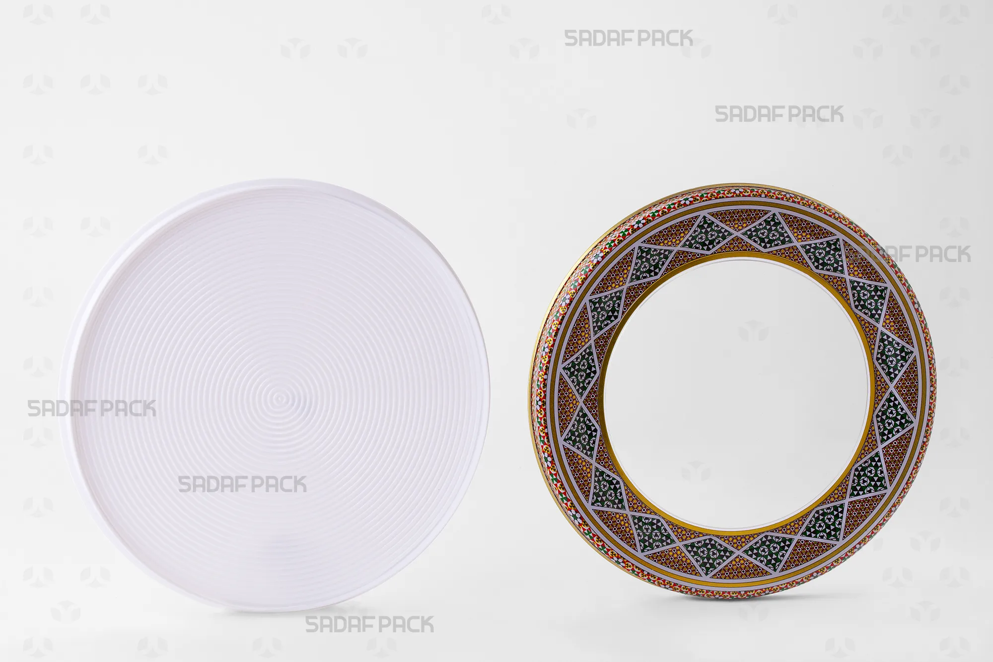 The 17 Metal España Flat Bottom tin shown open, displaying the polished metal interior and the separate clear polycrystal lid.