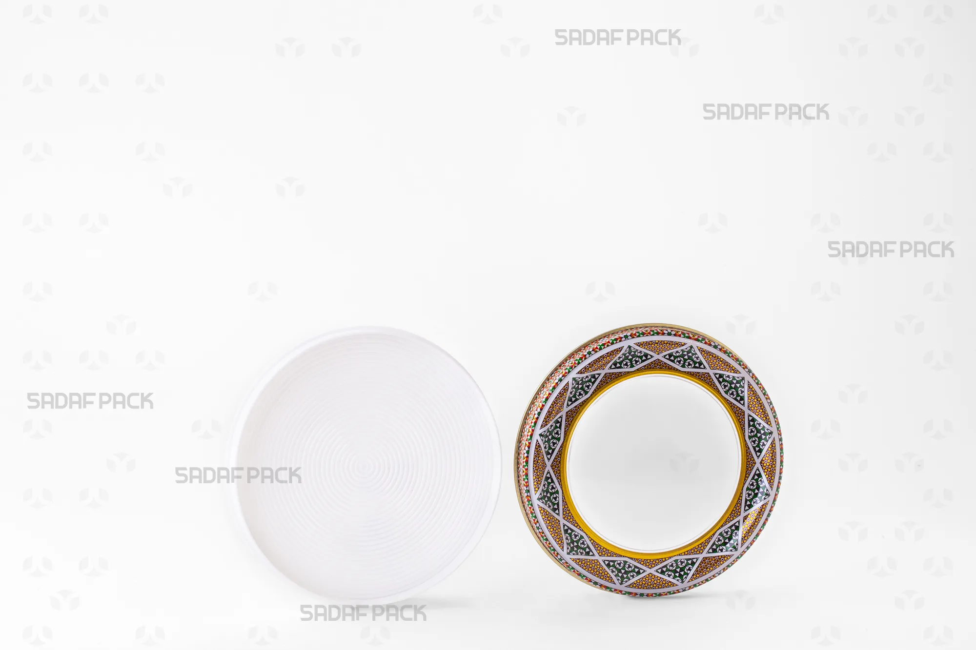 12 Metal España Flat Bottom tin shown with its friction-fit lid and body separated side-by-side, displaying the smooth, spacious interior.