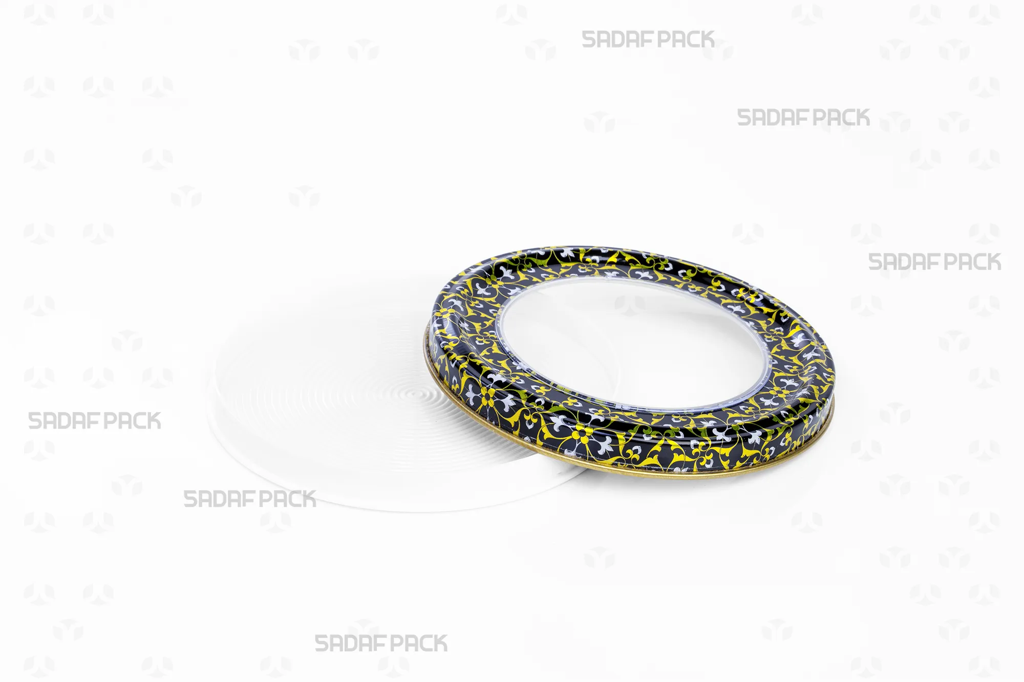 منظر علوي لعبوة صدف باك المعدنية الفارغة "12 ميتال إسبانيا ذات قاع مسطح" والغطاء مفتوح، يُبرز النمط العصري "باللون الأسود والذهبي والأبيض" وسعة العبوة الداخلية.