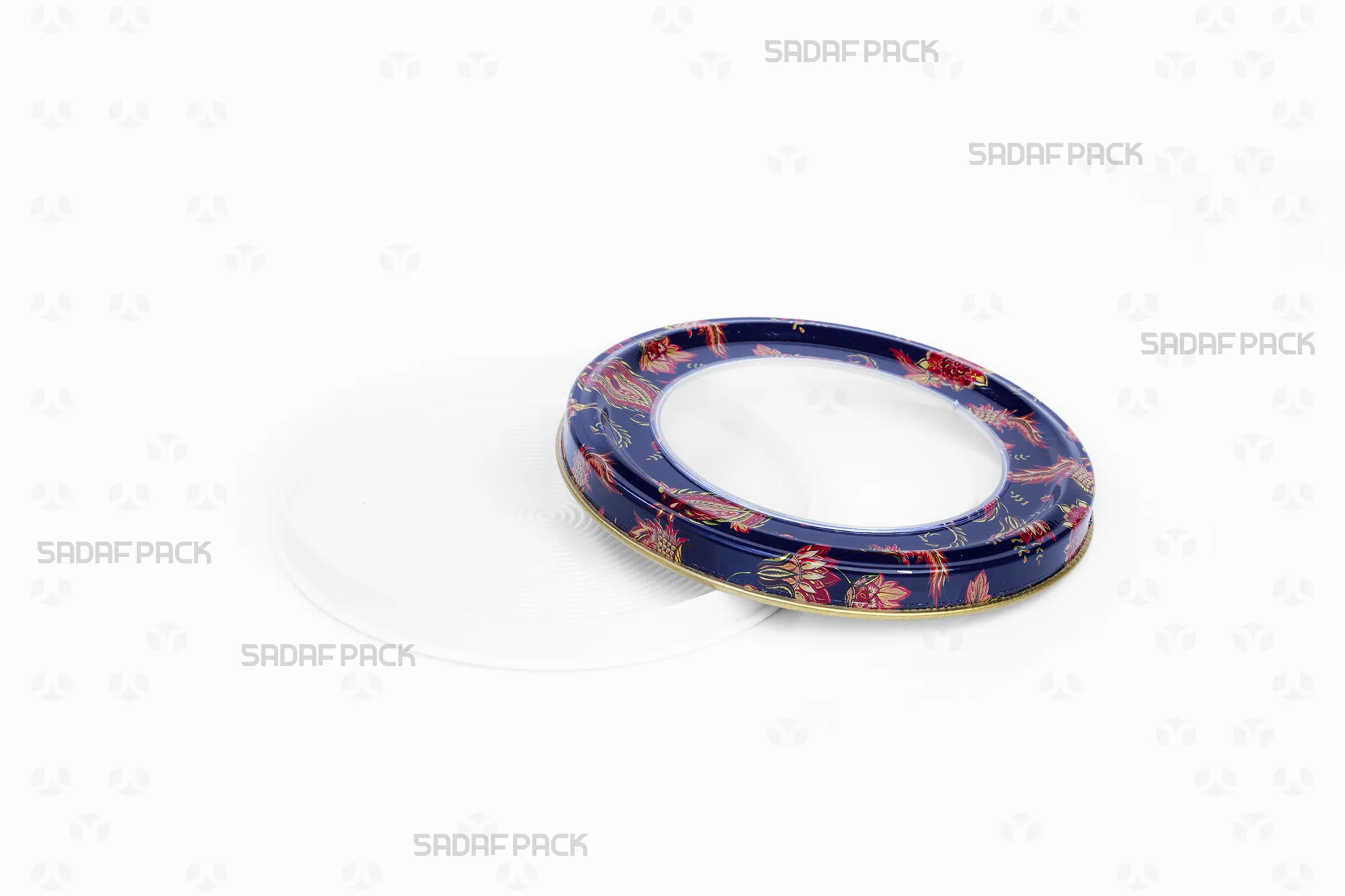 منظر علوي لعبوة صدف باك المعدنية الفارغة "12 ميتال إسبانيا ذات قاع مسطح" والغطاء مفتوح، يُبرز نمط "الترنج الكحلي" المفصل وسعة العبوة الداخلية.