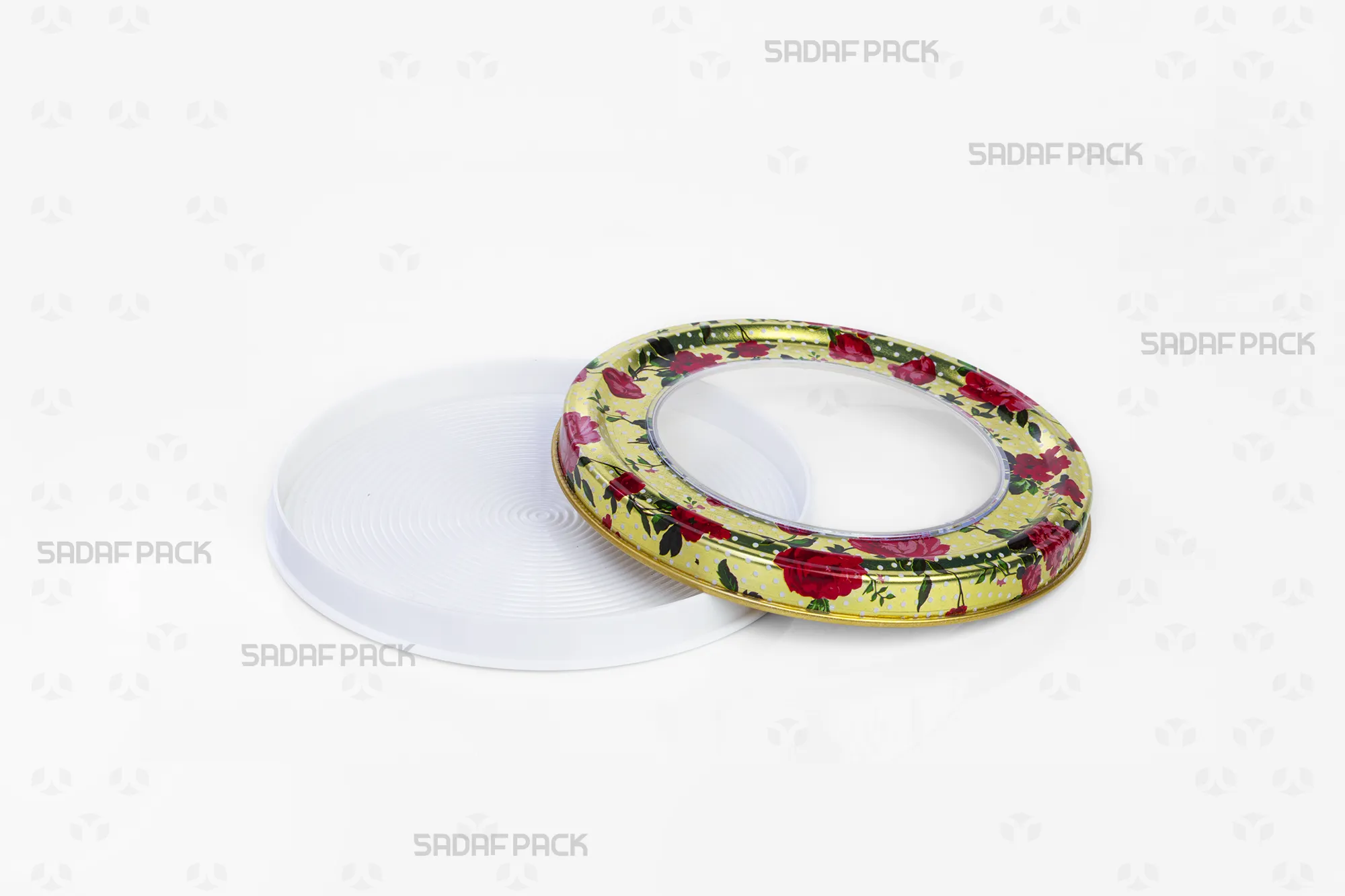 منظر علوي لعبوة صدف باك المعدنية الفارغة "12 ميتال إسبانيا ذات قاع مسطح" والغطاء مفتوح، يُبرز اللمسة النهائية الأنيقة "باللون الروز جولد" (الذهبي الوردي) وسعة العبوة الداخلية.