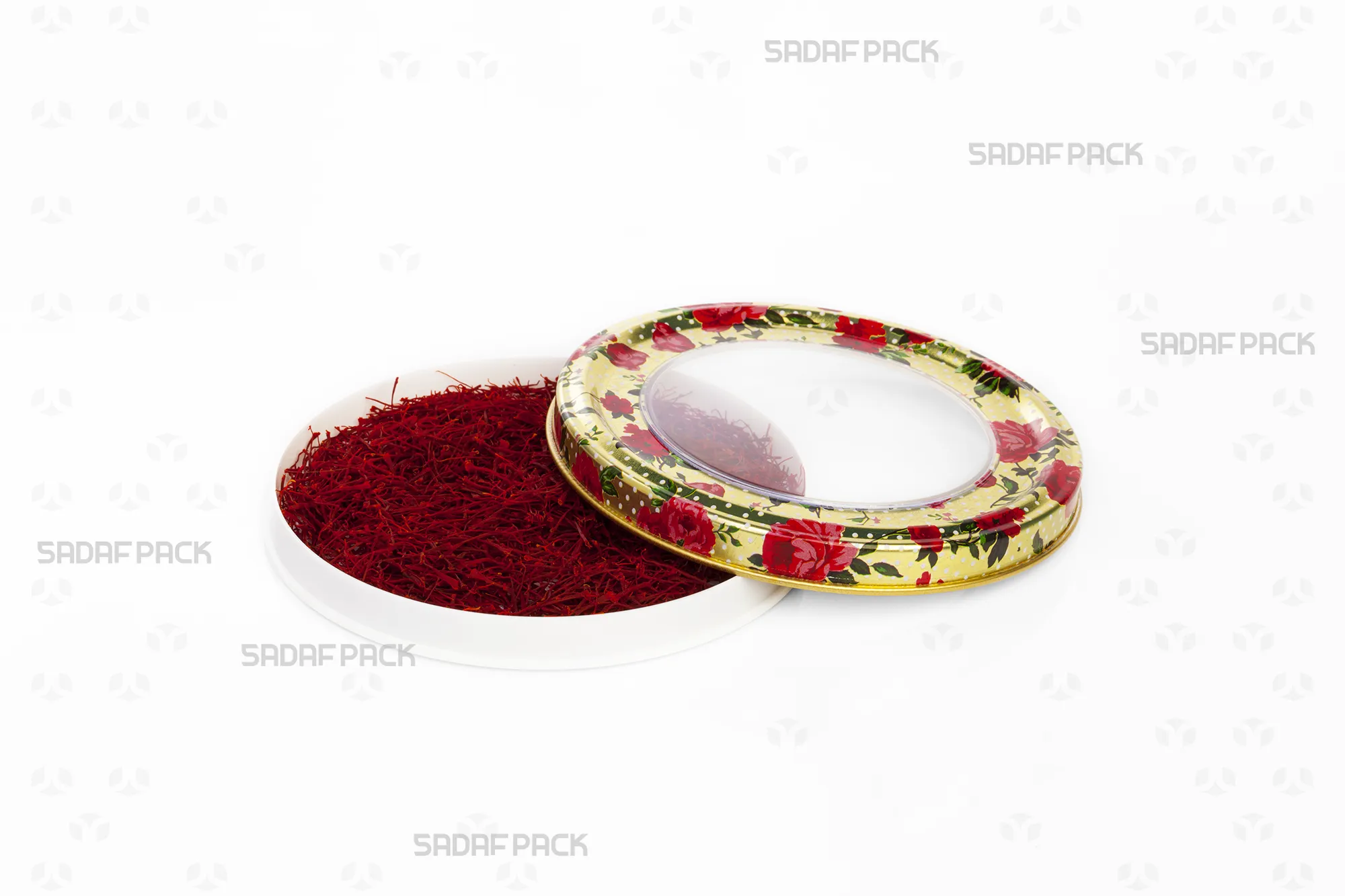 منظر علوي لعبوة صدف باك المعدنية "12 ميتال إسبانيا ذات قاع مسطح" وغطاؤها مفتوح، تُظهر تصميم "الروز جولد" (الذهبي الوردي) وسعتها الممتلئة بالزعفران.