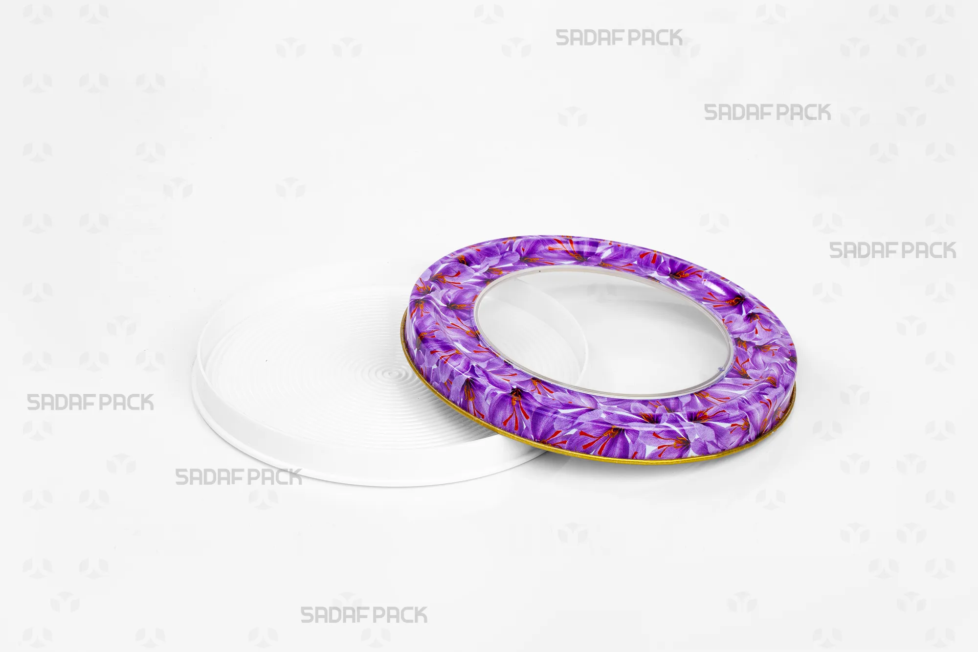 منظر علوي لعبوة صدف باك المعدنية الفارغة "12 ميتال إسبانيا ذات قاع مسطح" والغطاء مفتوح، يُبرز نمط "زهرة الزعفران" الأنيق وسعة العبوة الداخلية.