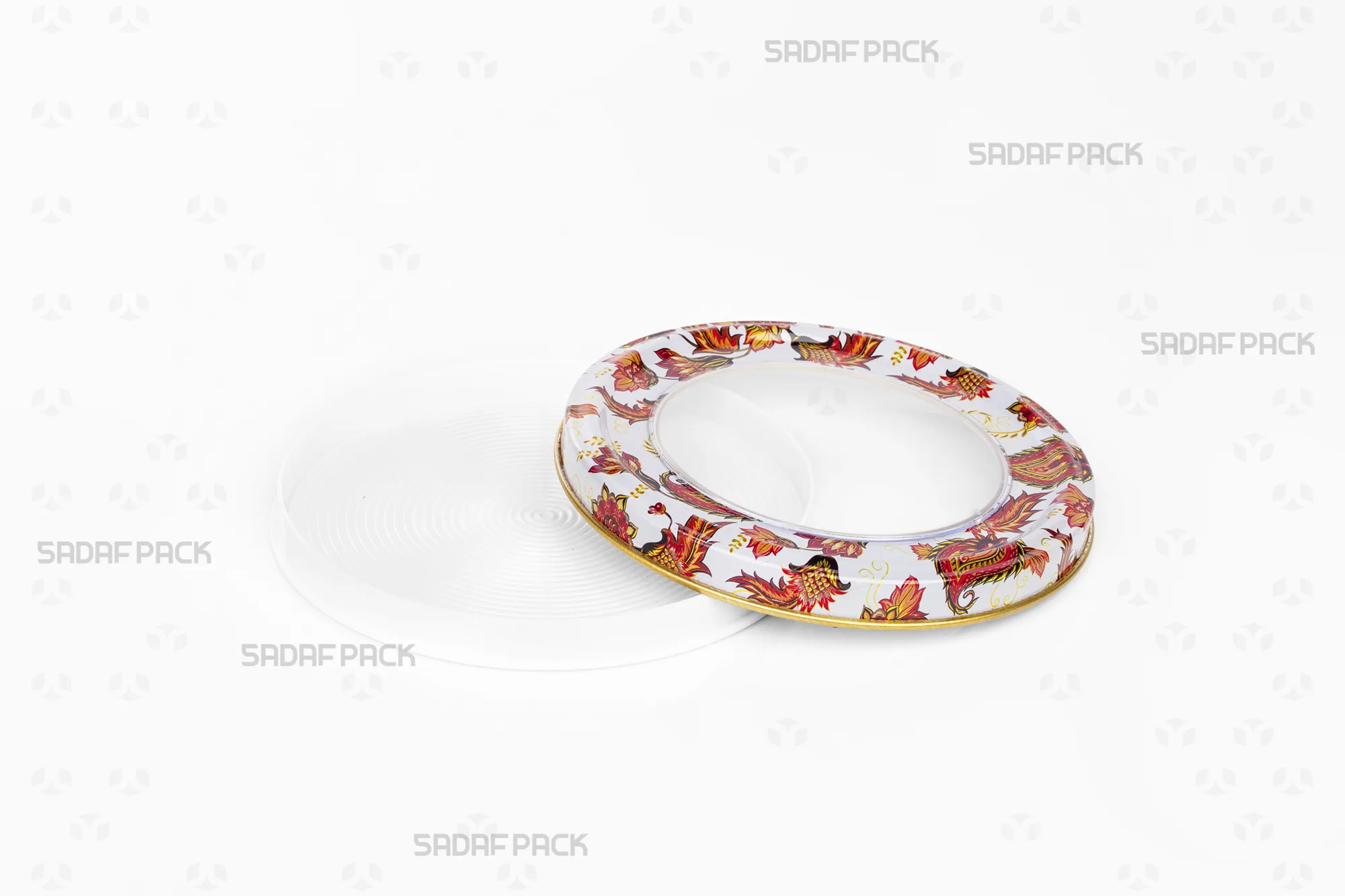 منظر علوي لعبوة صدف باك المعدنية الفارغة "12 ميتال إسبانيا ذات قاع مسطح" والغطاء مفتوح، يُبرز نمط "الترنج الأبيض" المفصل وسعة العبوة الداخلية.